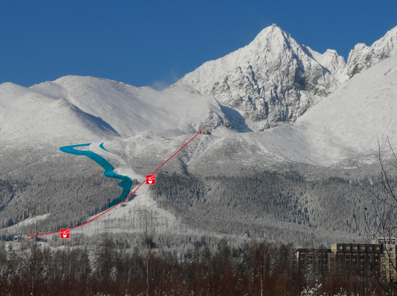 Az új lift útvonala a hegyoldalban, kékkel az új piros pálya