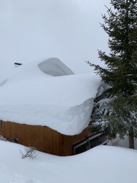 Hó alatt roskadozó házak