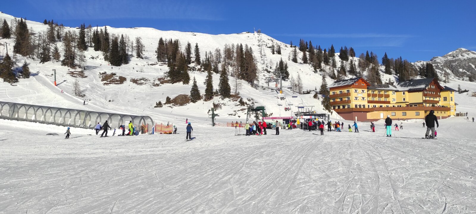 Tauplitz Alm plató, jobbra a Hierzegger szálloda/hütte