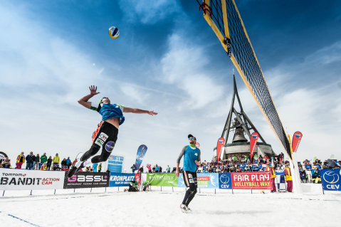 A hóröplabdának többállomásos bajnokságot is szerveznek | Fotó: snowvolleyball.com