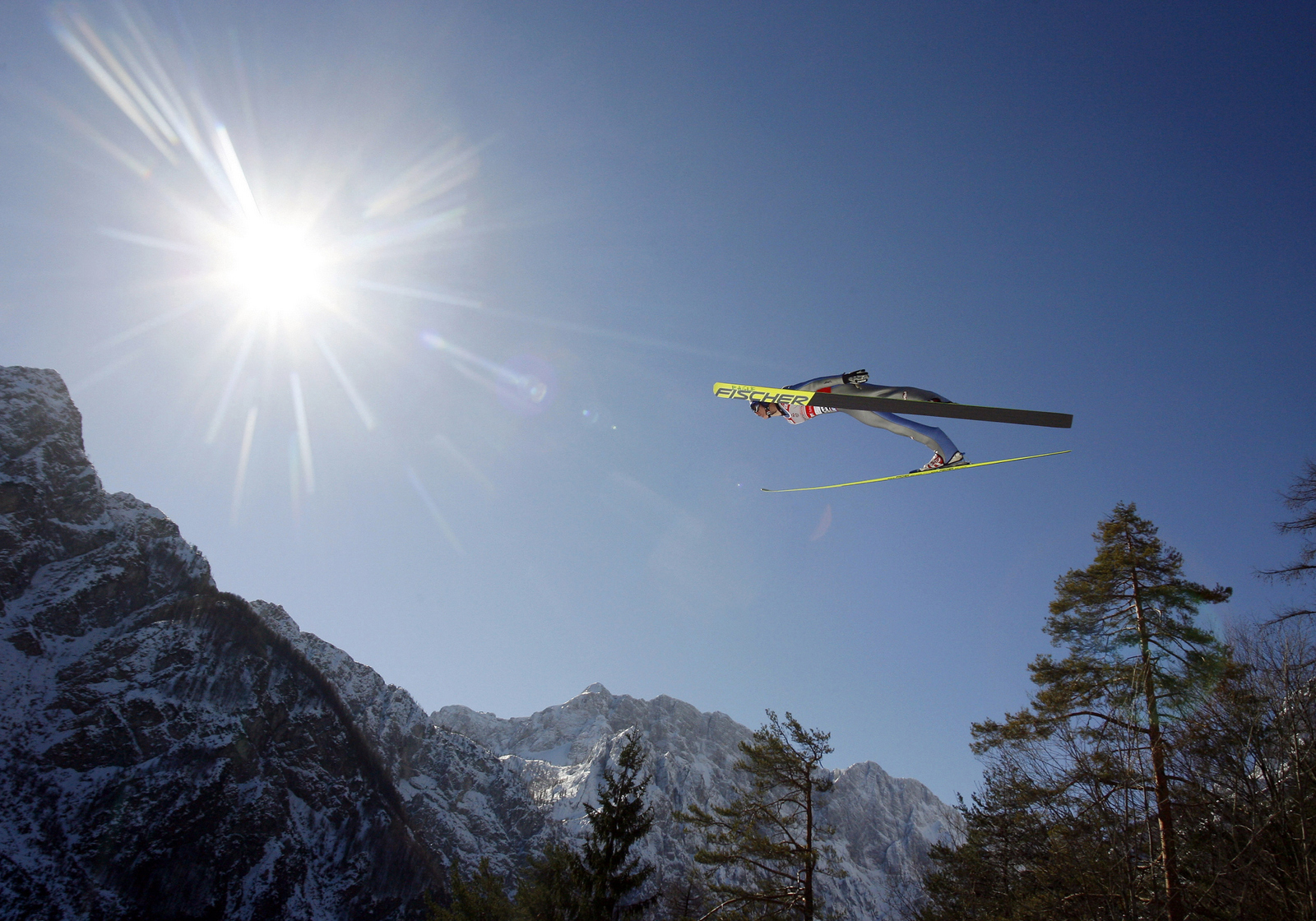 Planica, síugró Ponce felett | Fotó: Bobo