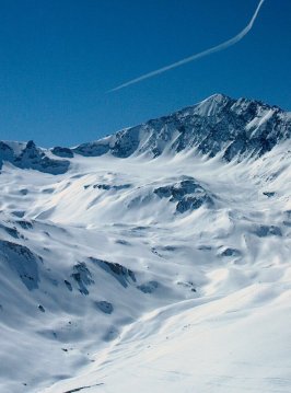 A dombon az Aig.Perceé (2748 m), felette az Aig.Chardonet csúcsa