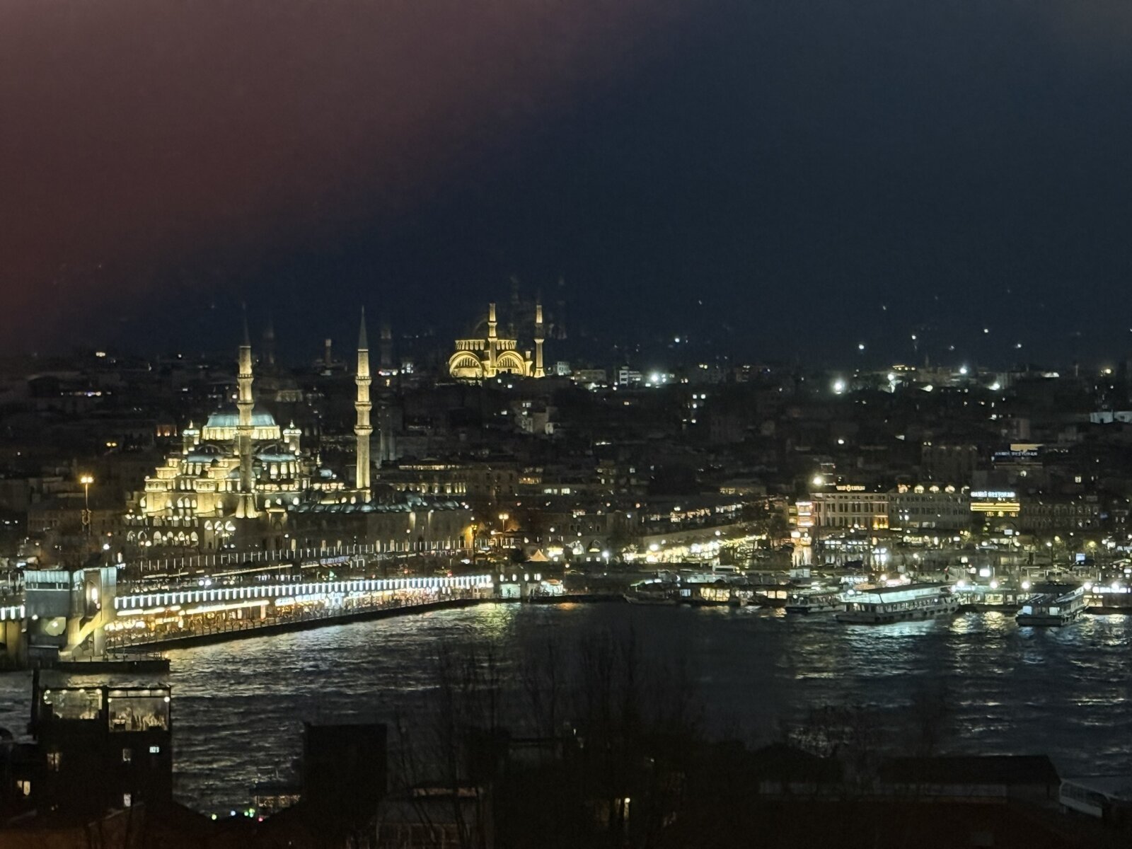 Esti látkép az "Eeminönü" városrész kivilágított mecseteire