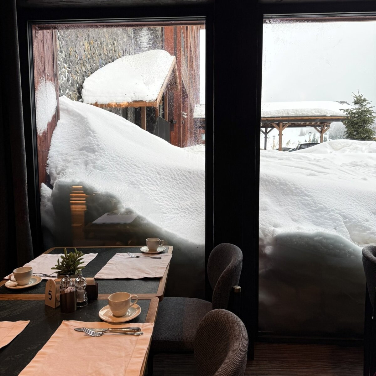 Az étteremből is igen látványos a kinti hómennyiság...