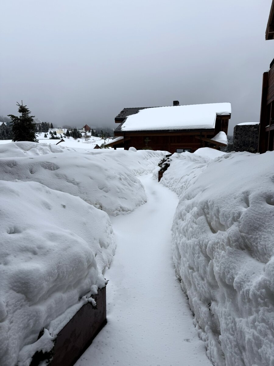 Hófalak a szálloda épülete és a "chaletek" között