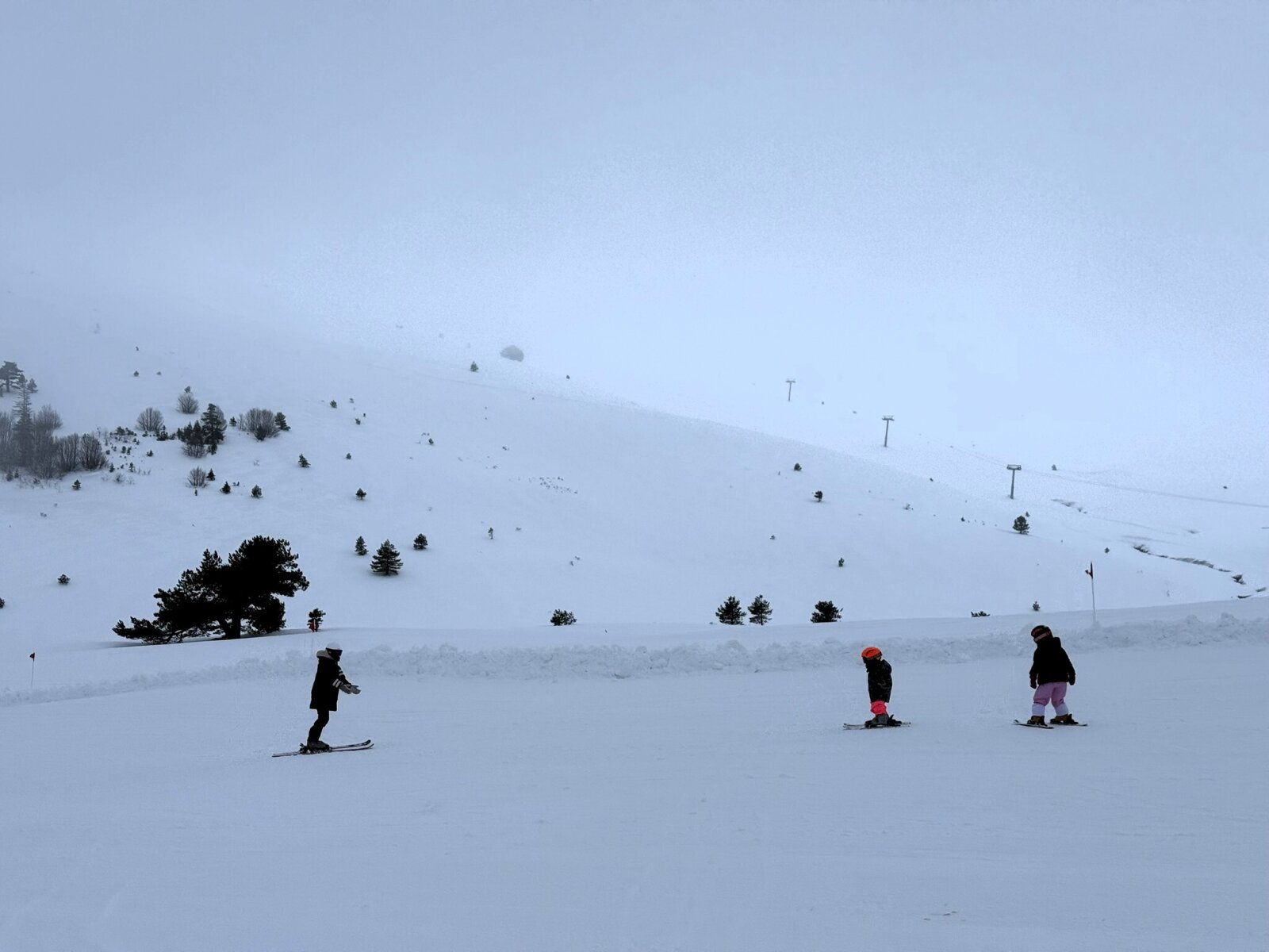 Kezdőpálya Uludagon, háttérben a bezárt ülőliftes pályák