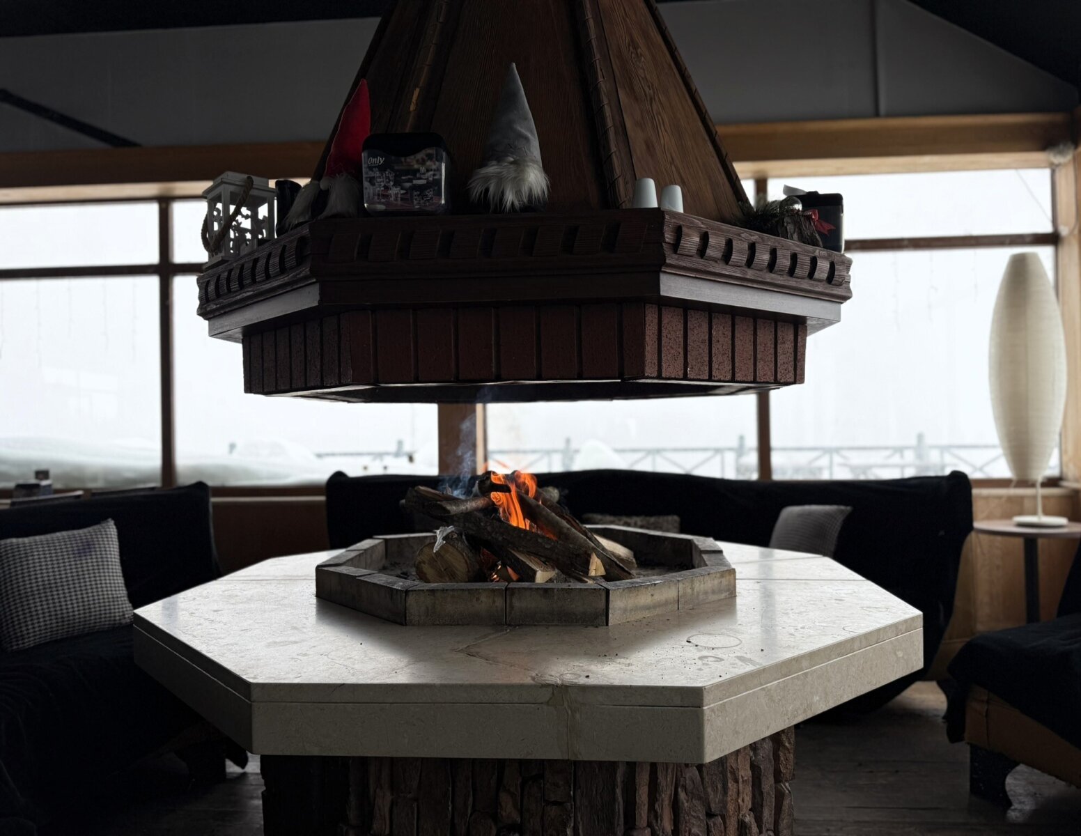 Török "hütte", nyitott kandallóval