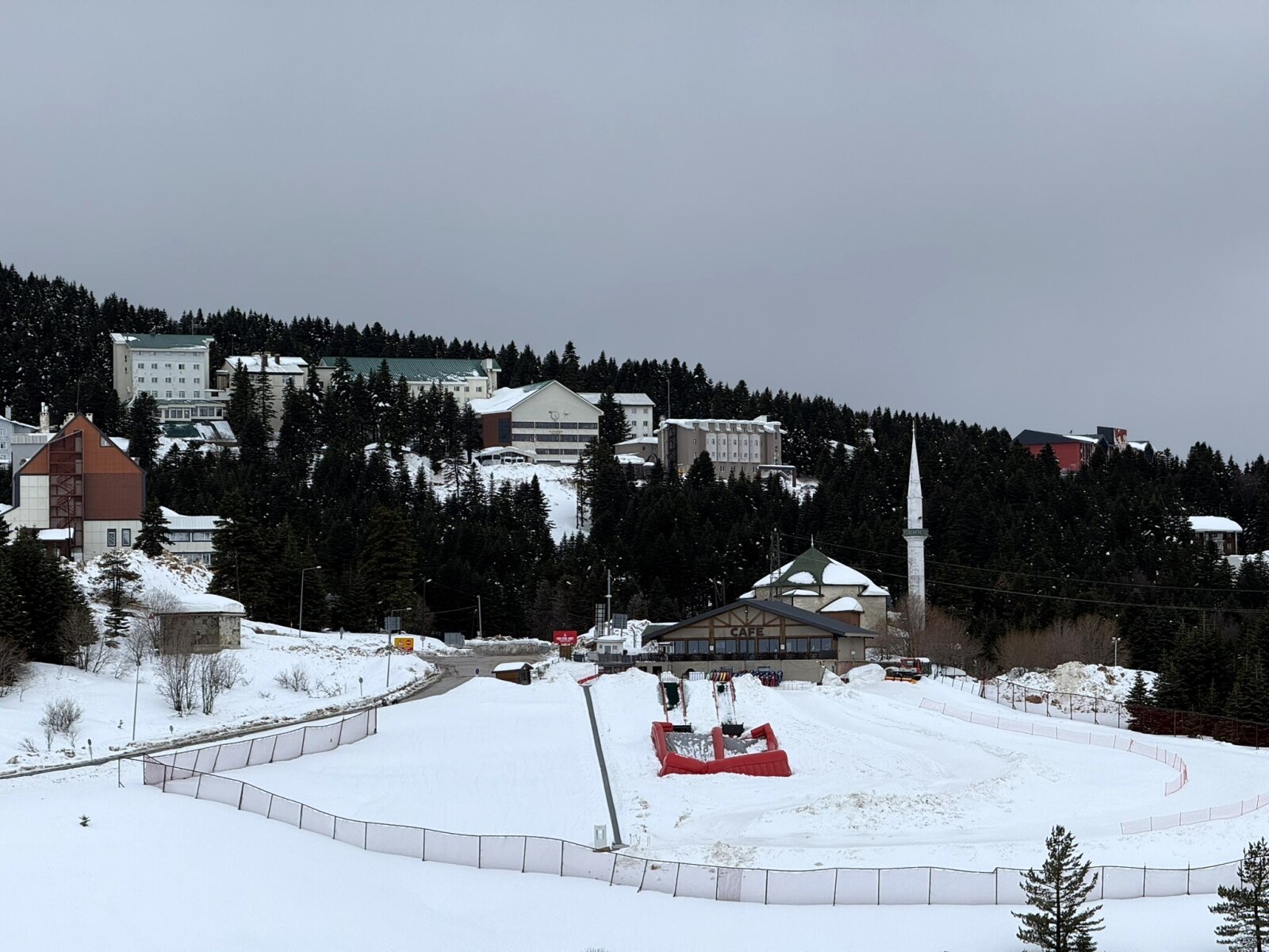 Szokatlan látvány: mecset a sípálya mellett