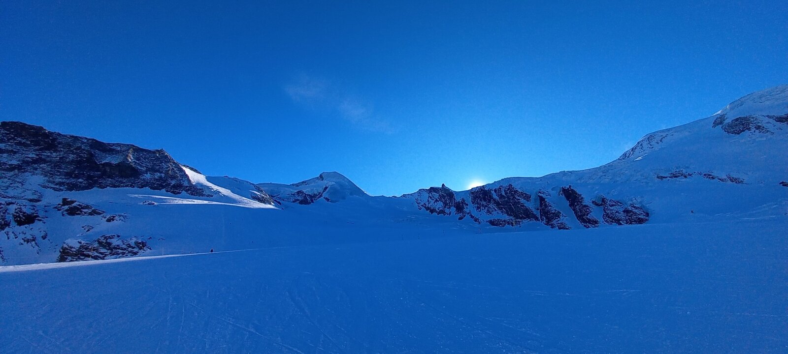 A Nap a hegy mögé megy, középen az Allalinhorn (4027m), azt monjdák ez a kegkönnyebb 4 ezres hegy.