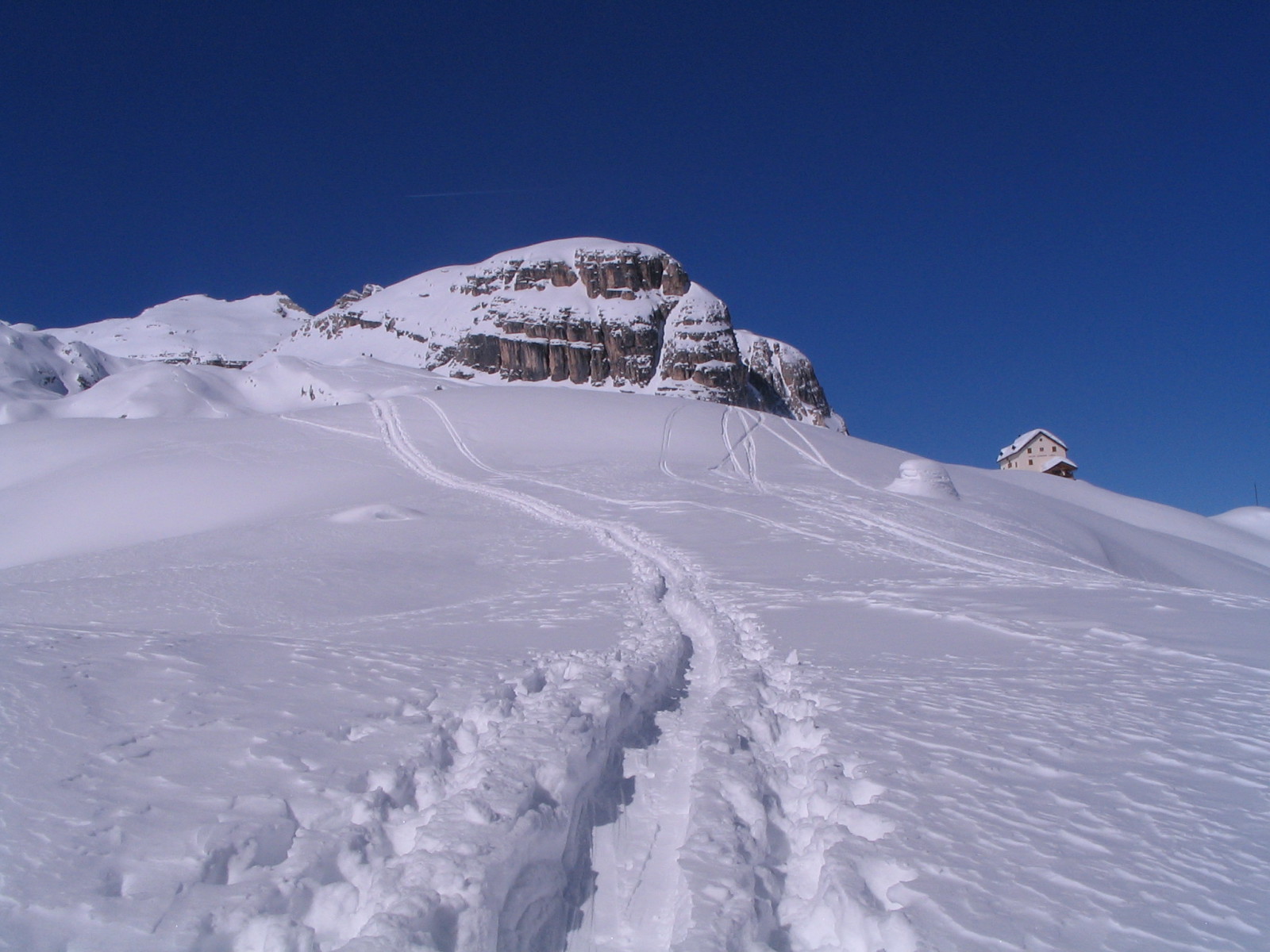 A Zsigmondy Emilről elnevezett Hütte - Rifugio Comici 2224 m magasan