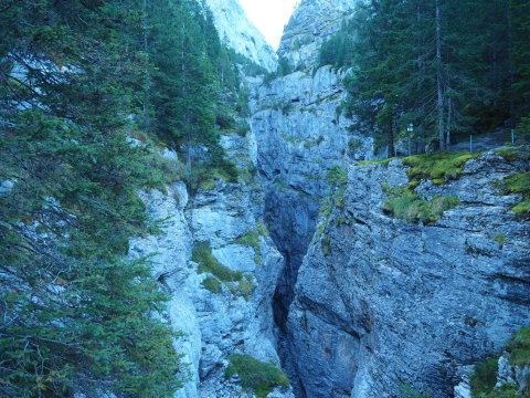 Gletscherschlucht ahogy a víz a sziklákon át helyet tör magának, hogy lefolyhasson