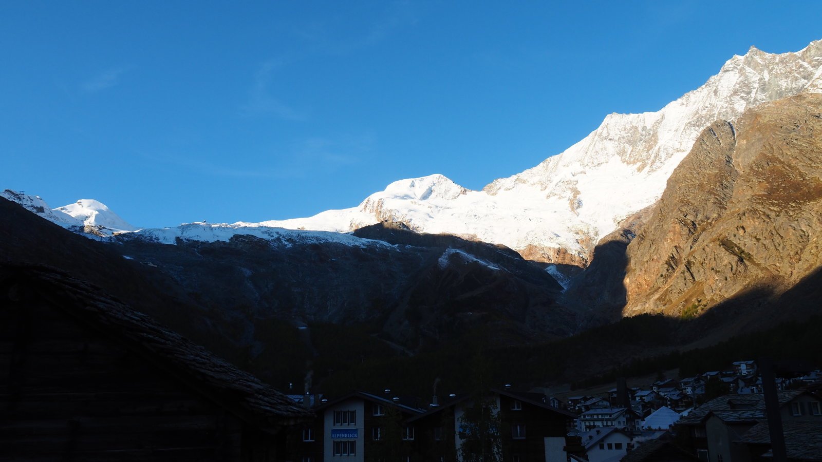 Saas Fee, reggel még a völgyben árnyék van