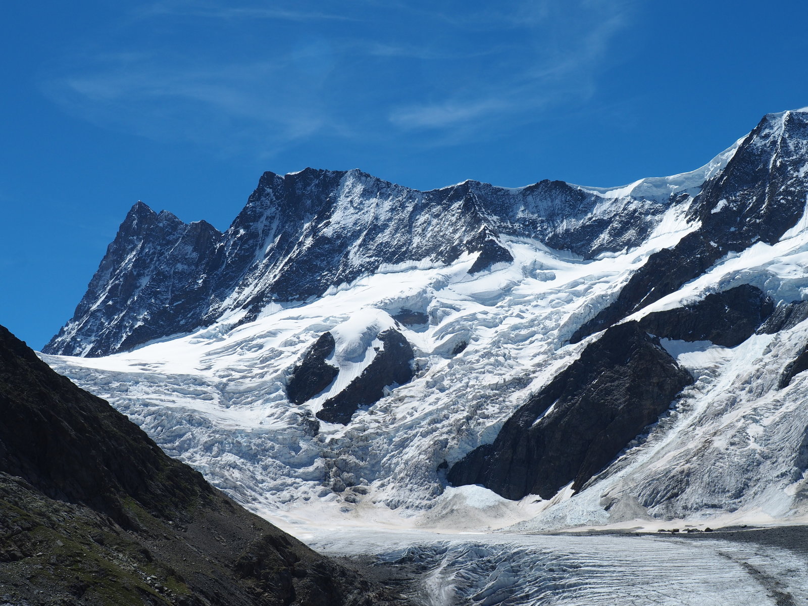 bal oldalon a Finsteraarhorn látható, Bern kanton legmagasabb hegye