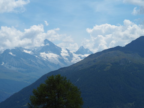 Jobbra hátul a Matterhorn látható