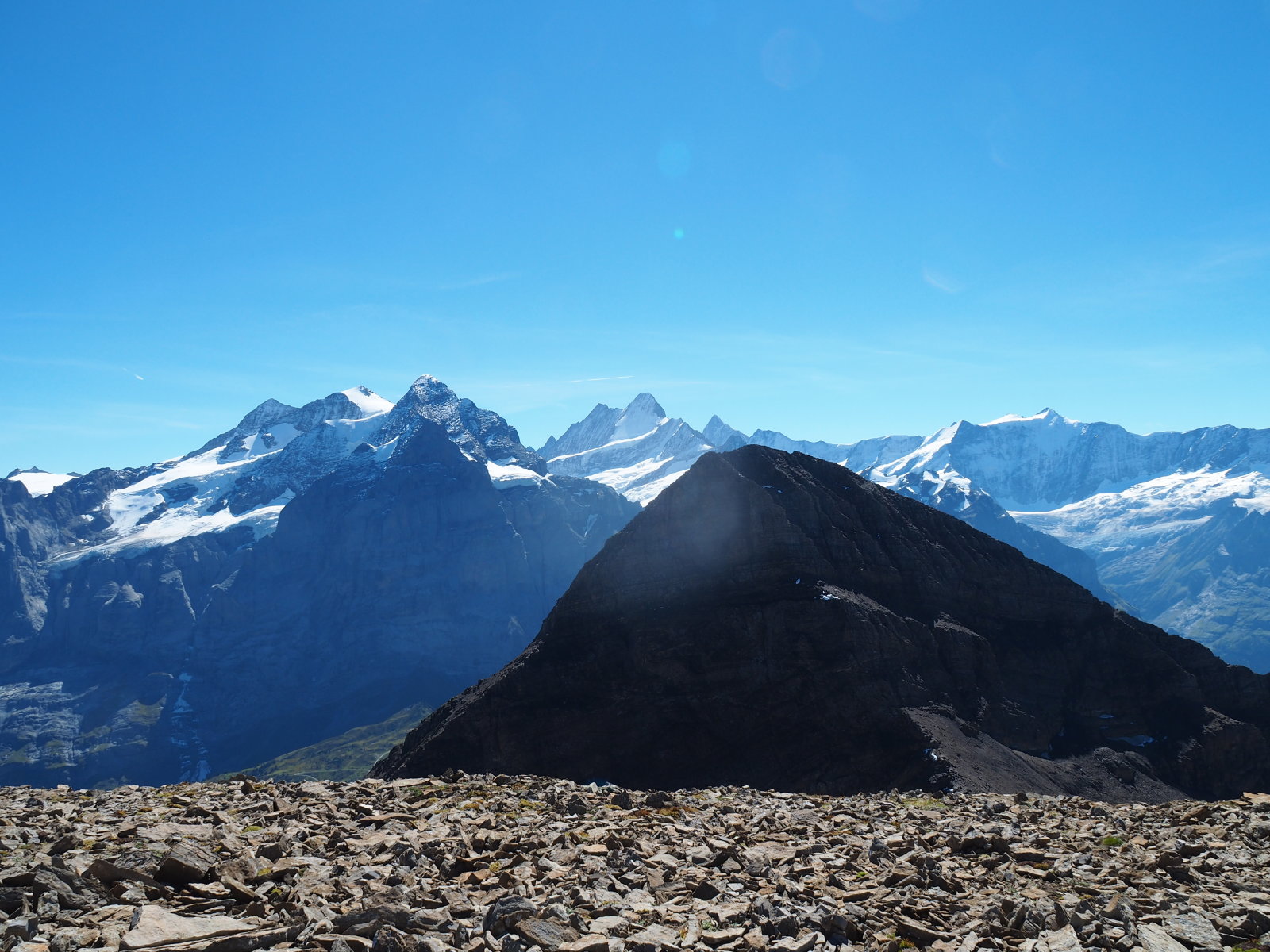 Szemben a Wetterhorn, mellette a Schreckhorn,hátul pedig a Finsteraarhorn