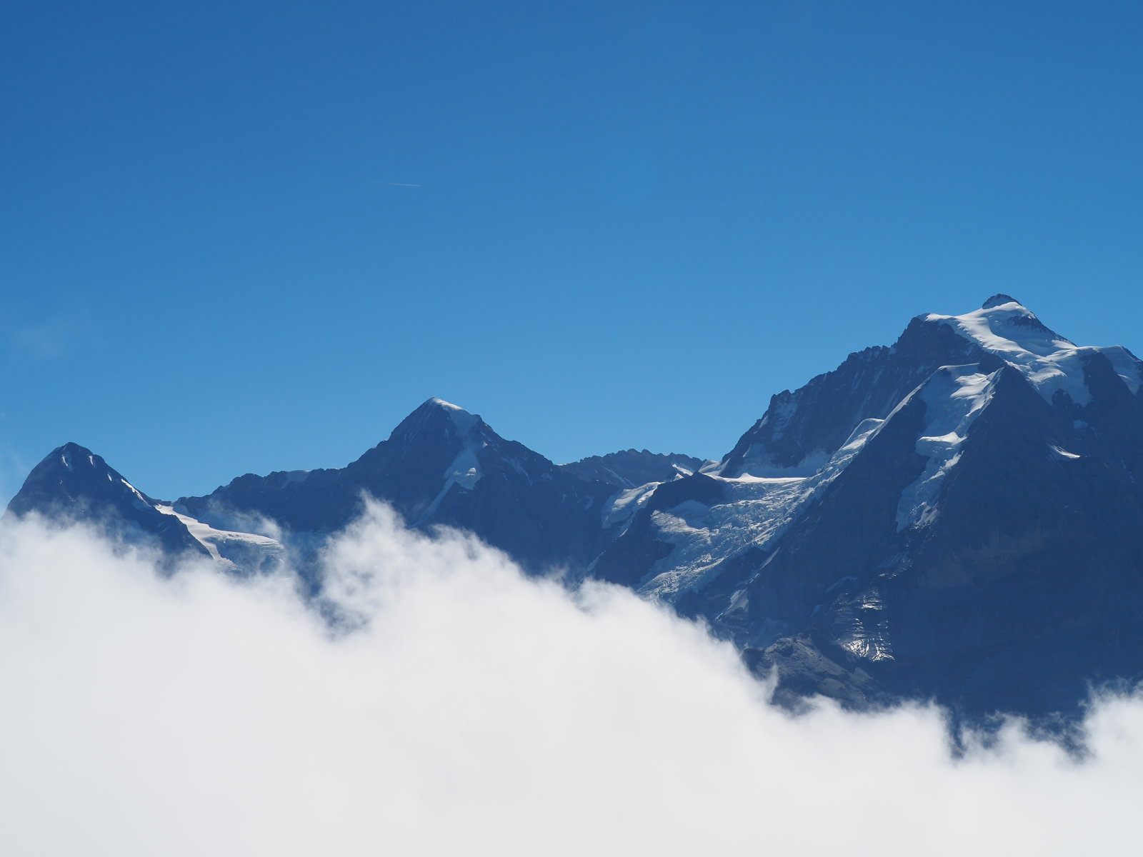 Eiger, Mönch, Jungfrau a Brigről. Egy kis felhő zavarja a szép tájat