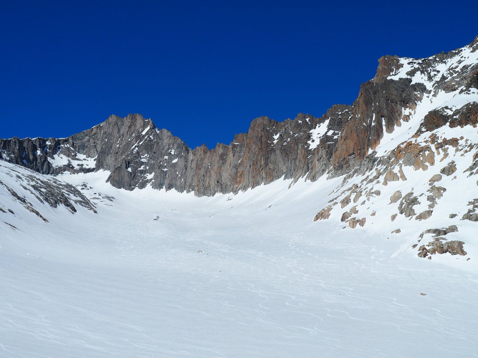 3400 méteres hegy mögötte a Rhoné gleccser van