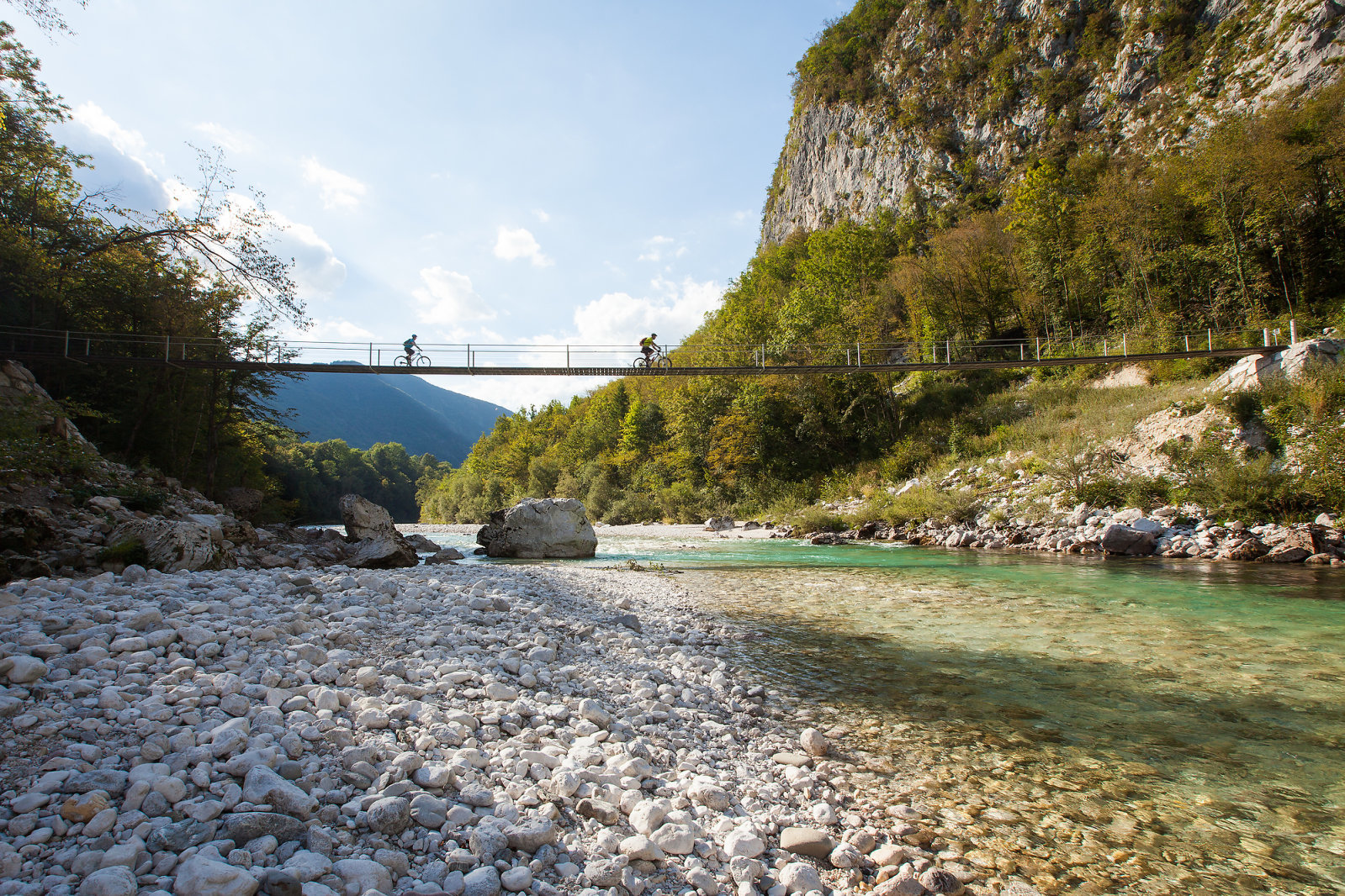 Gyalogos híd a Soča folyó felett (Kép: Boris Pretnar)