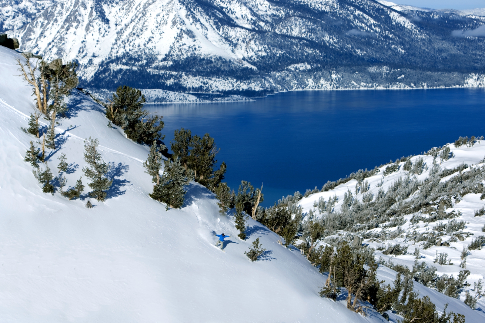Hódeszkás, háttérben a Tahoe tóval - Fotó: Vail Resorts Inc
