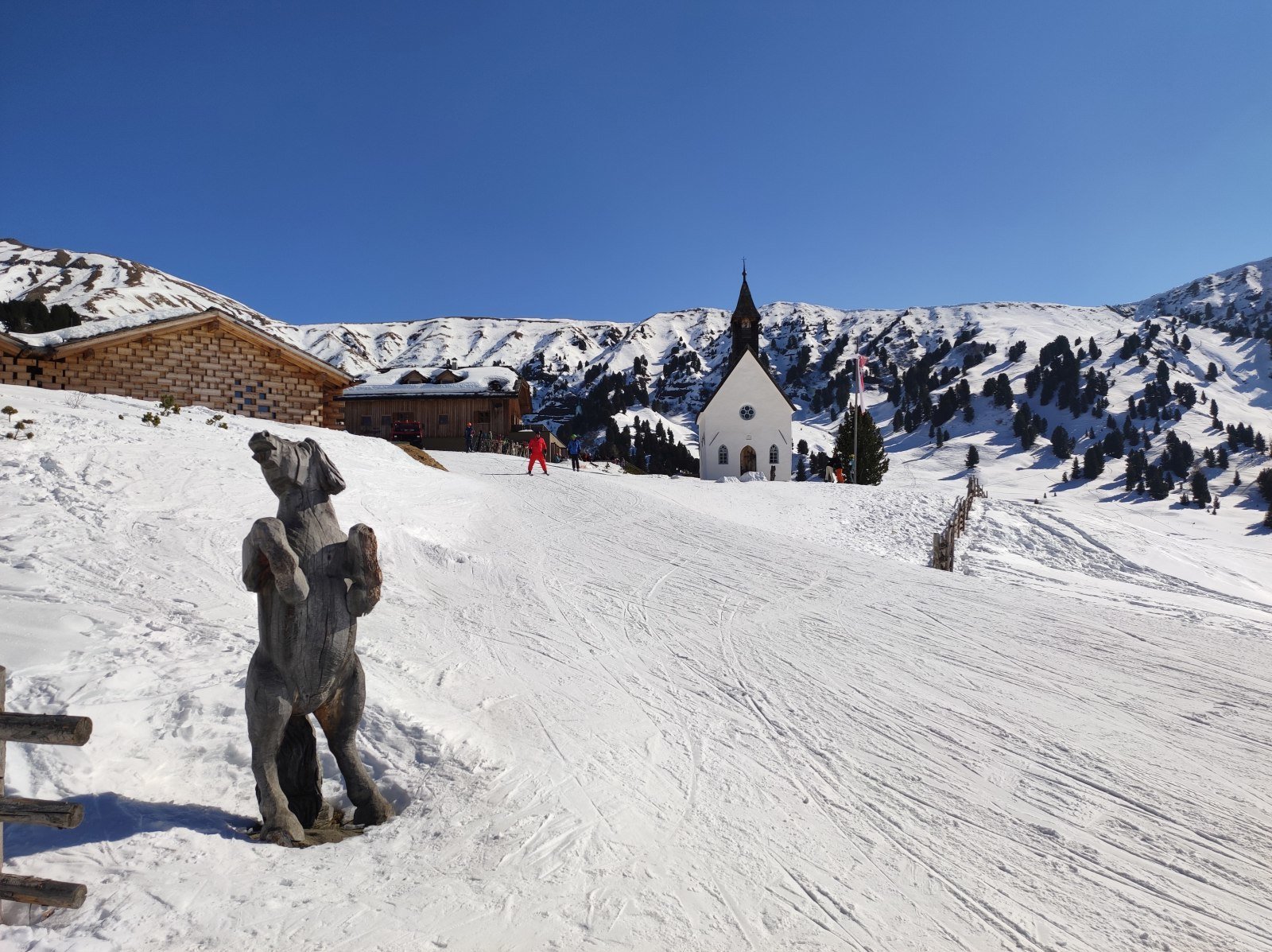 Alpe di Siusi, a Zallinger fogadó a kis templommal