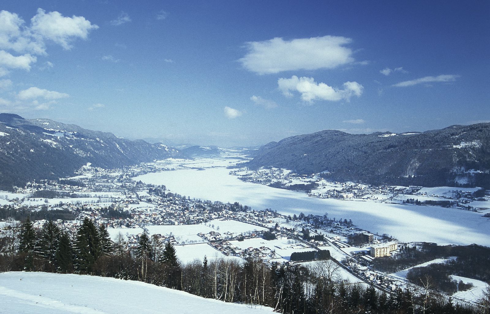 Villach mellett található az Ossiachi-tó, mely télen korcsolyázásra, nyáron pedig vitorlázásra, kajakozásra és akár búvárkodásra is alkalmas.