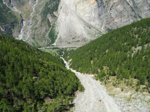 a völgy, a Visp-Taesch úton Randa előtt látszik a lengőhíd a völgyből
