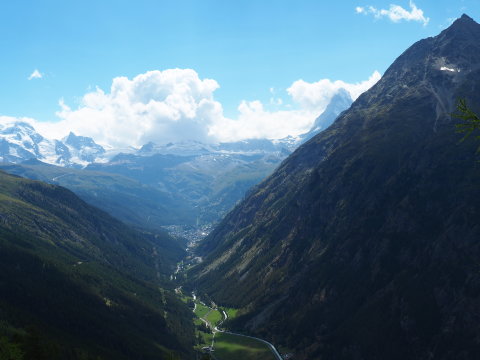 az Europawegen: a völgyben Zermatt, jobbra a Matterhorn látható