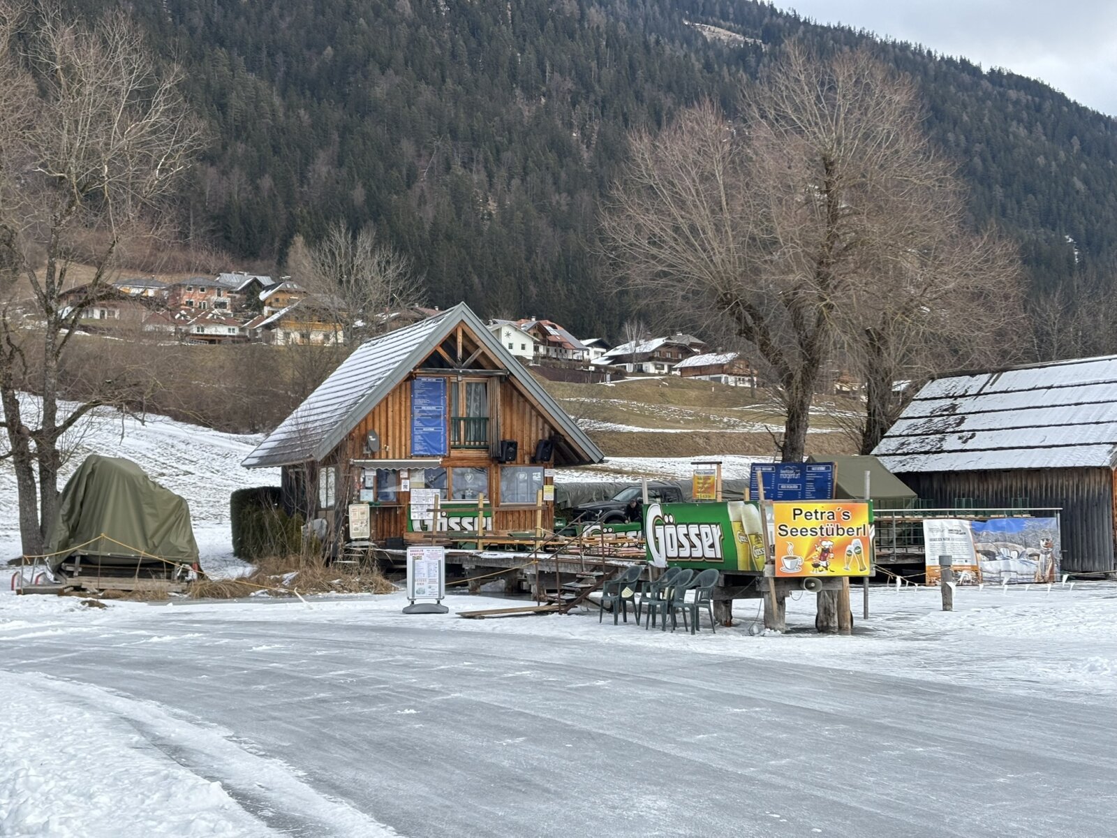 "Drive-in Hütte" a Weissenseen, ahova becsúszhatnak a korisok egy italra, vagy ebédre.