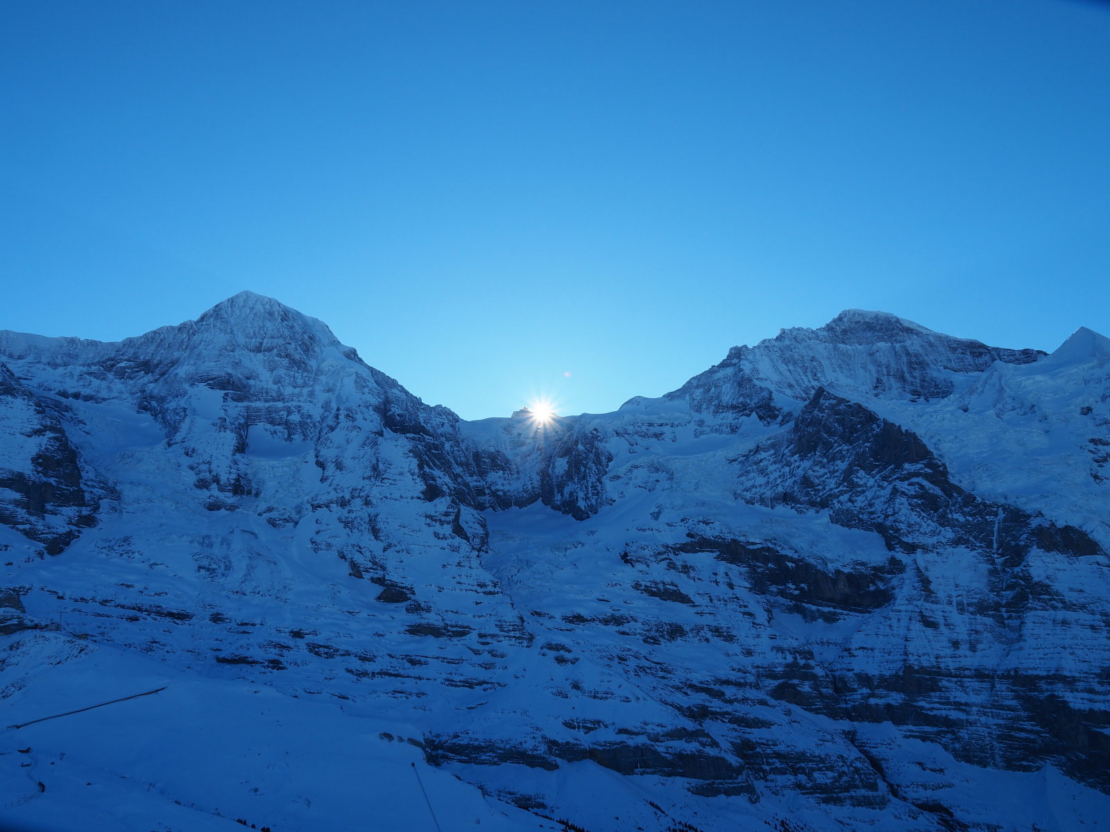 Pontban 10 órakor 2300 méteren besüt a nap a Jungfraujoch felett