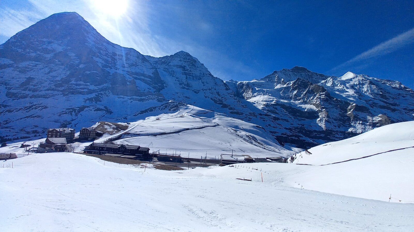 Kleine Scheidegg, a háttérben az E-M-J(Eiger, Mönch, Jungfrau)