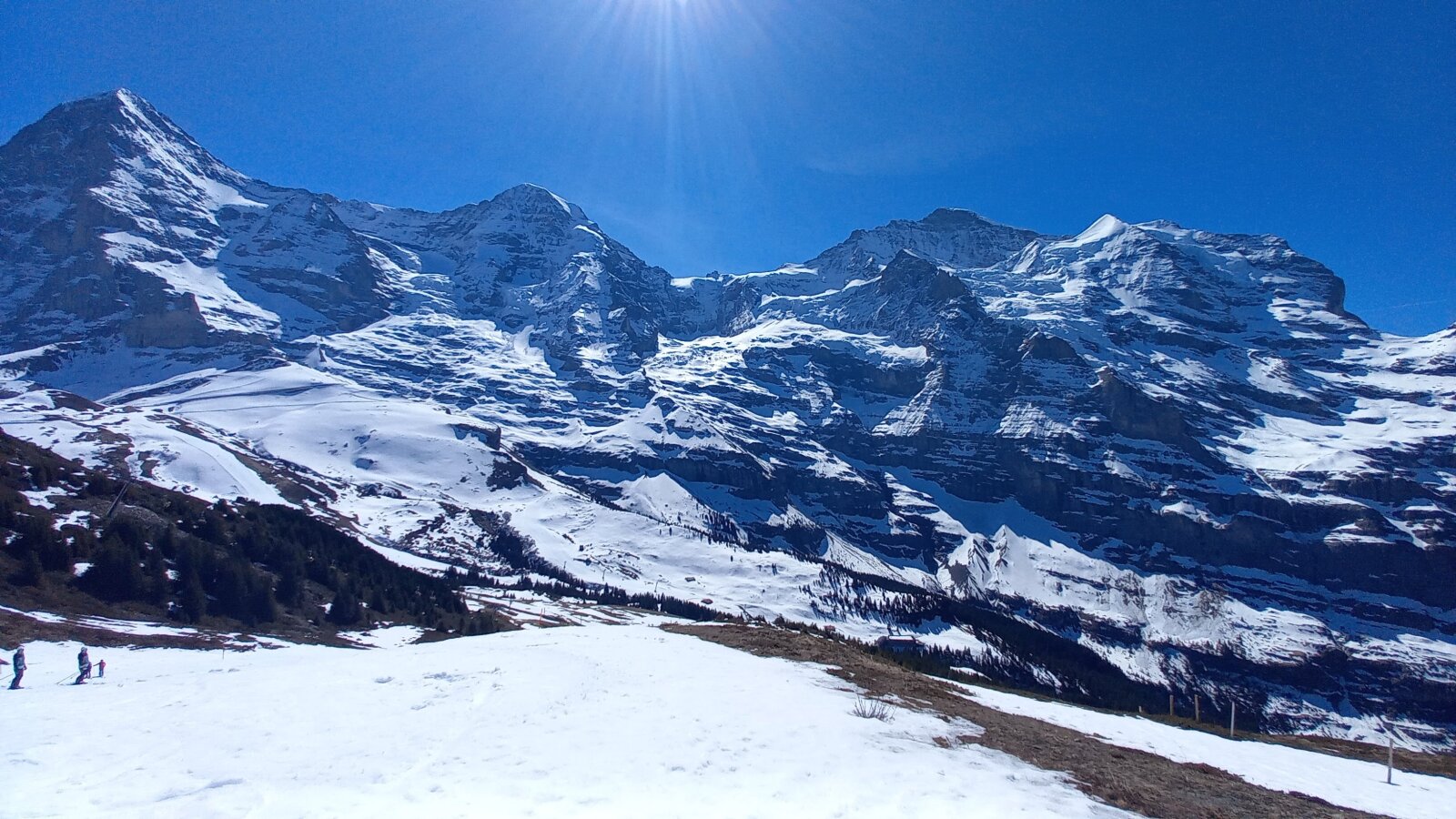 A Wixi, szemben az E-M-J