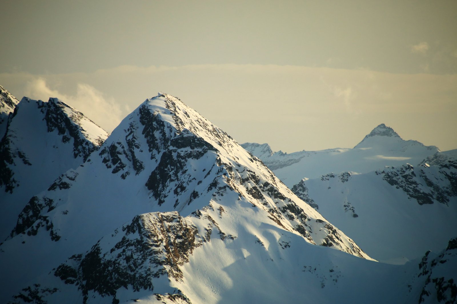 A Magas-Tauern hegyóriásai, jobbra hátul a Stubacher Sonnblick háromezrese