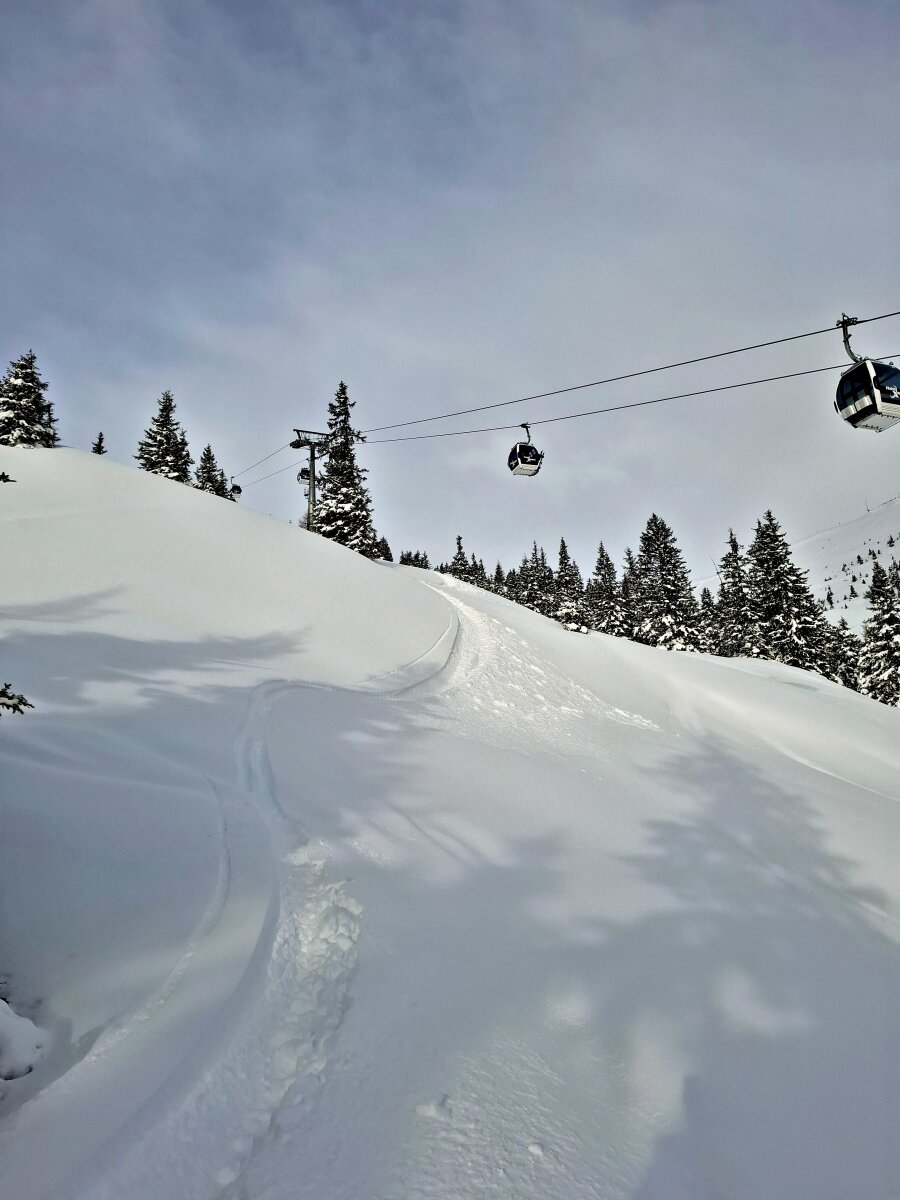 Reggel még egy örömittas freeride-ra is futotta, itt éppen a TrassX kabinosa alatt