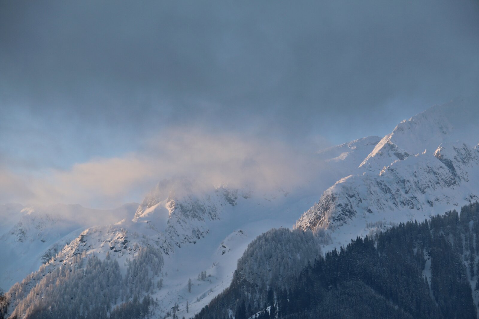 A Magas-Tauern vonulatai a reggeli álmos napsütésben