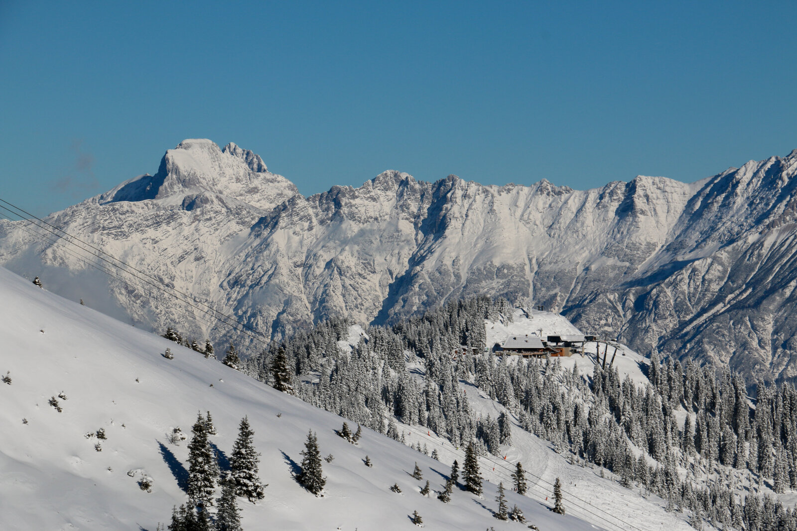 A Sonnenalm pályái háttérben a Steinernes Meer hegyvonulatai