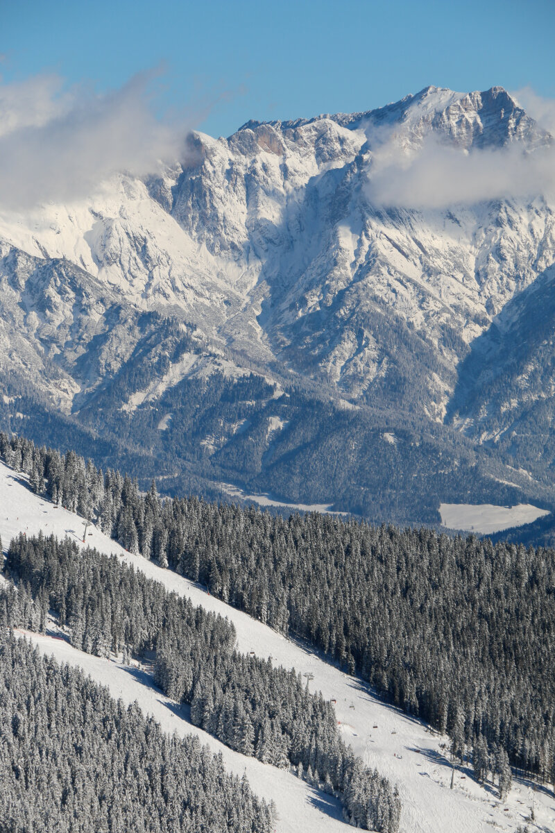 A Sonnenalm piros pályái, háttérben a Steinernes Meer és a Hochkönig imponzáns hegyoldalai