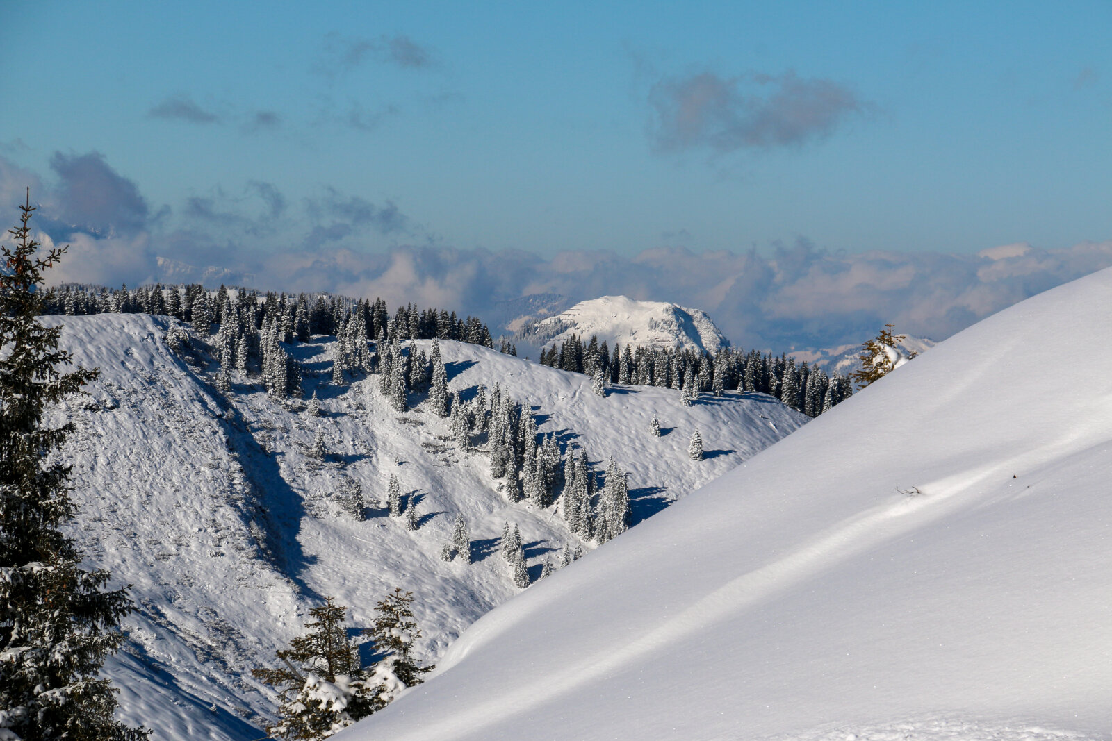 Zell am See backcountry, a szemközti hegyoldal sítúrával érhető el.