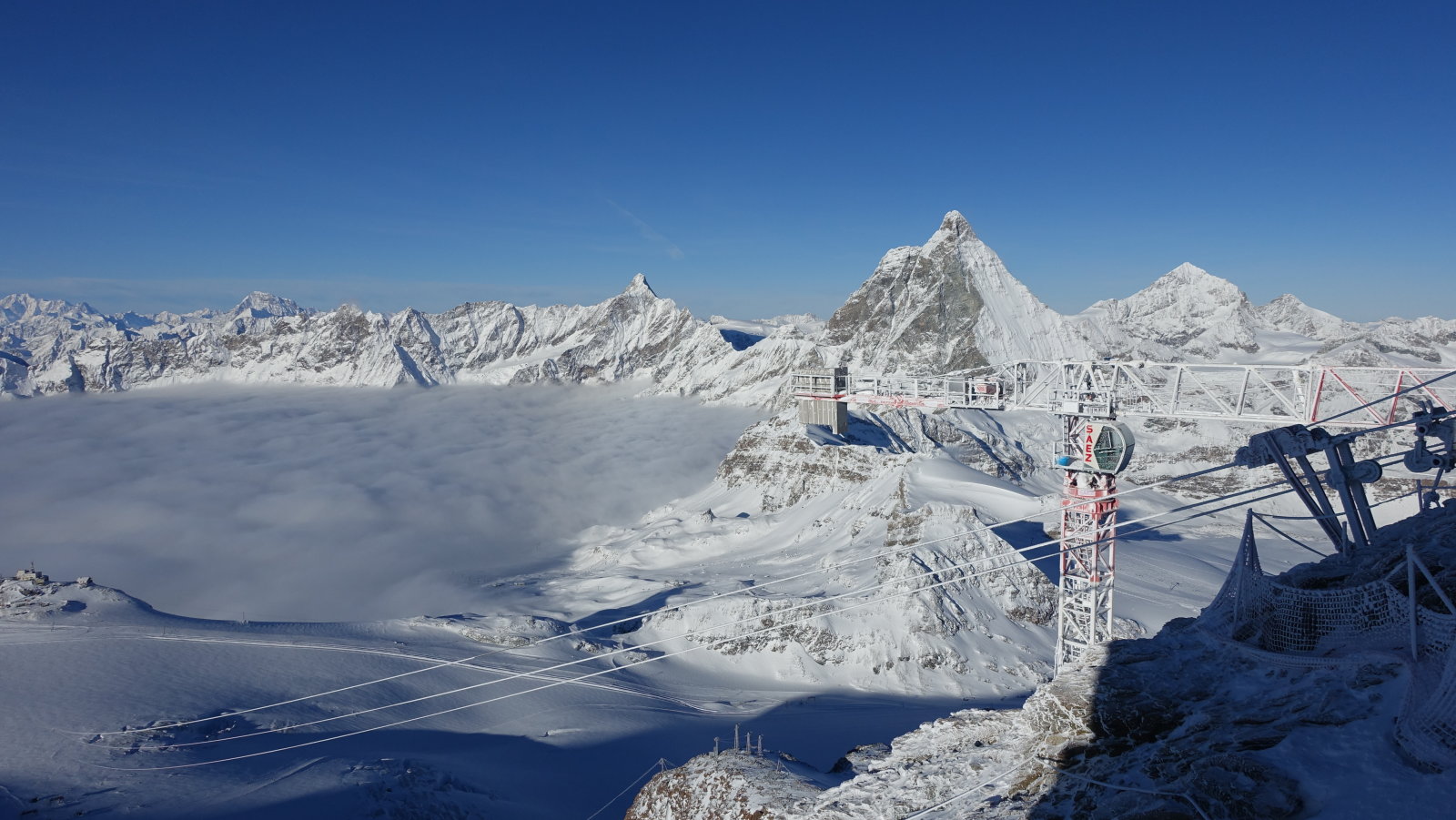 Matterhorn glacier paradise kilátó, baloldalon az olasz rész felhőtakaróban