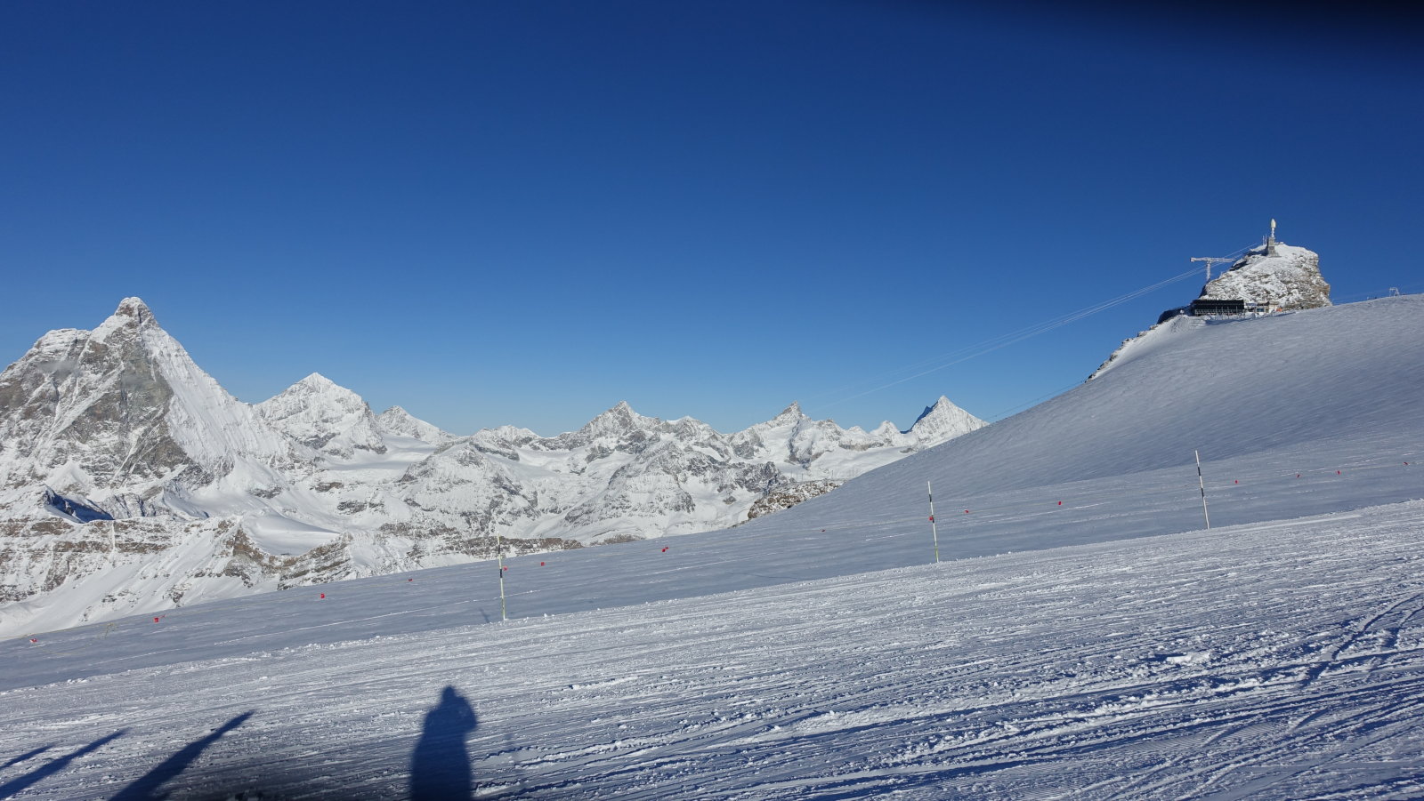 87-es pályáról panoráma a 3883 méteres Matterhorn glacier paradise csucsra