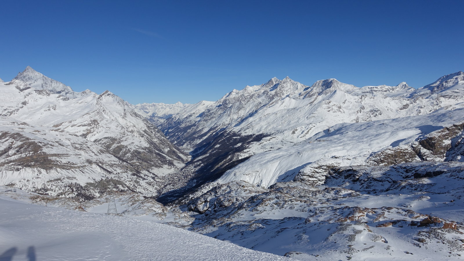 Panoráma a Trockener Steg-röl, lent Zermatt, jobbra a Gornergrat, mögötte a Sunnegga és Rothorn pályarendszerek