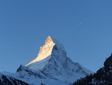 Swiss 2695 járat (B777-300) Sao Paolo-ból Zürich-be a Matterhorn felett december 16-án reggel