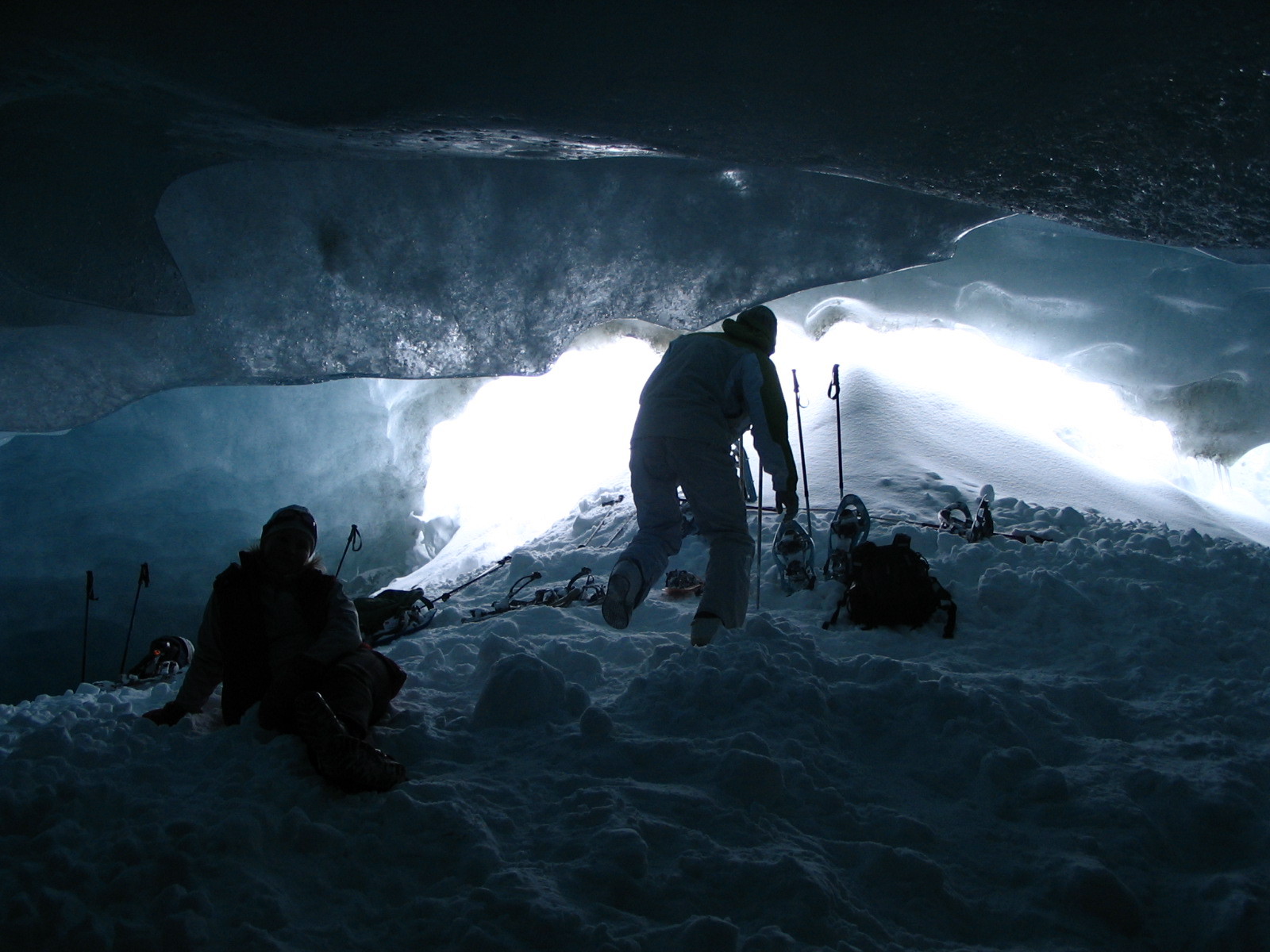 A barlang bejárata egy hólavina miatt szűkült ilyen keskenyre. Miután bemásztunk, jó száz métert (!) tudtunk befelé haladni a gleccser belsejében.
