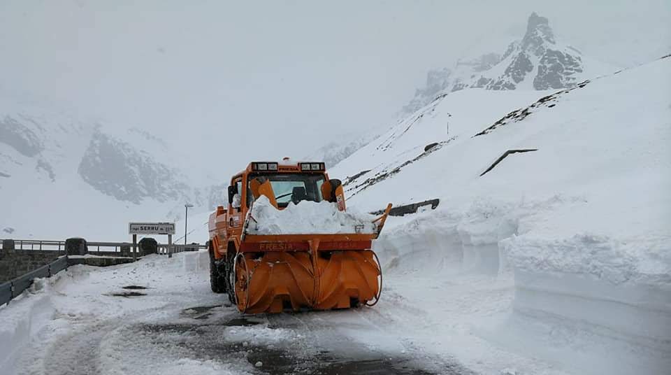 Gépekkel hordják a havat az útról. Fotó: Ufficio Turistico Ceresole Reale
