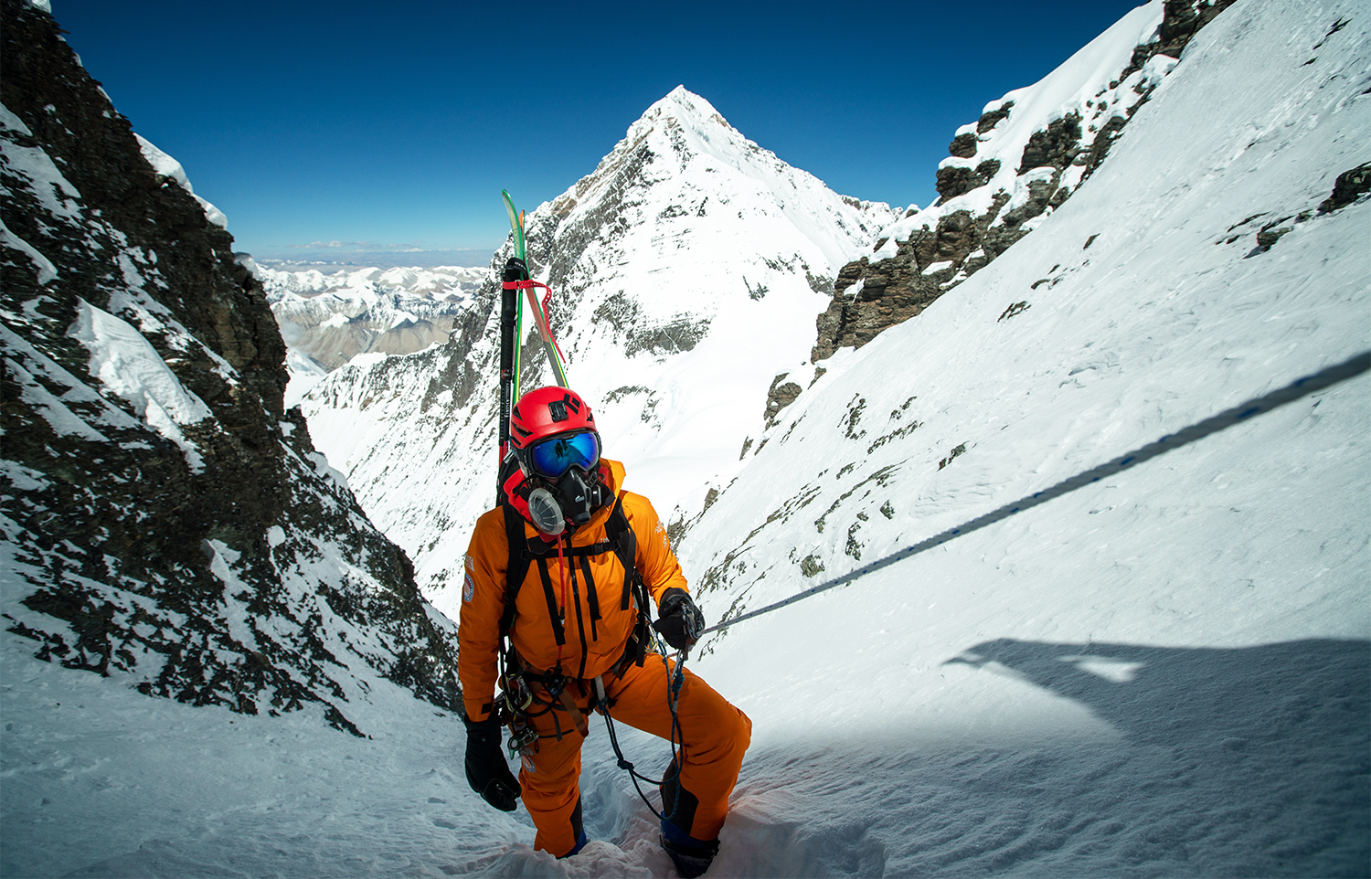 Síelés a világ negyedik legmagasabb hegye, a 8516 méteres Lothse csúcsáról