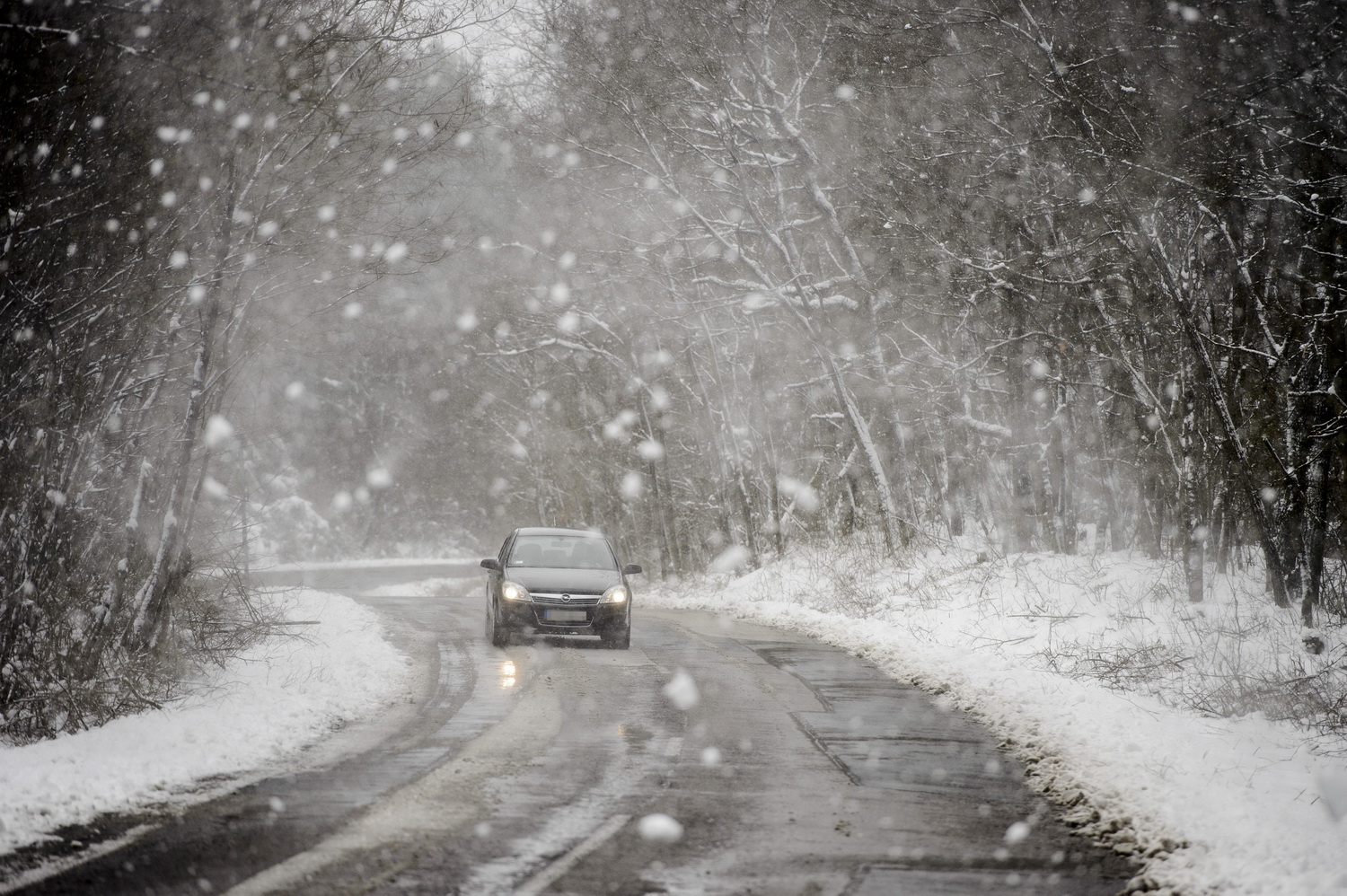 Egy autó halad a havazásban a Heves megyei Bátor közelében 2020. március 23-án. MTI/Komka Péter