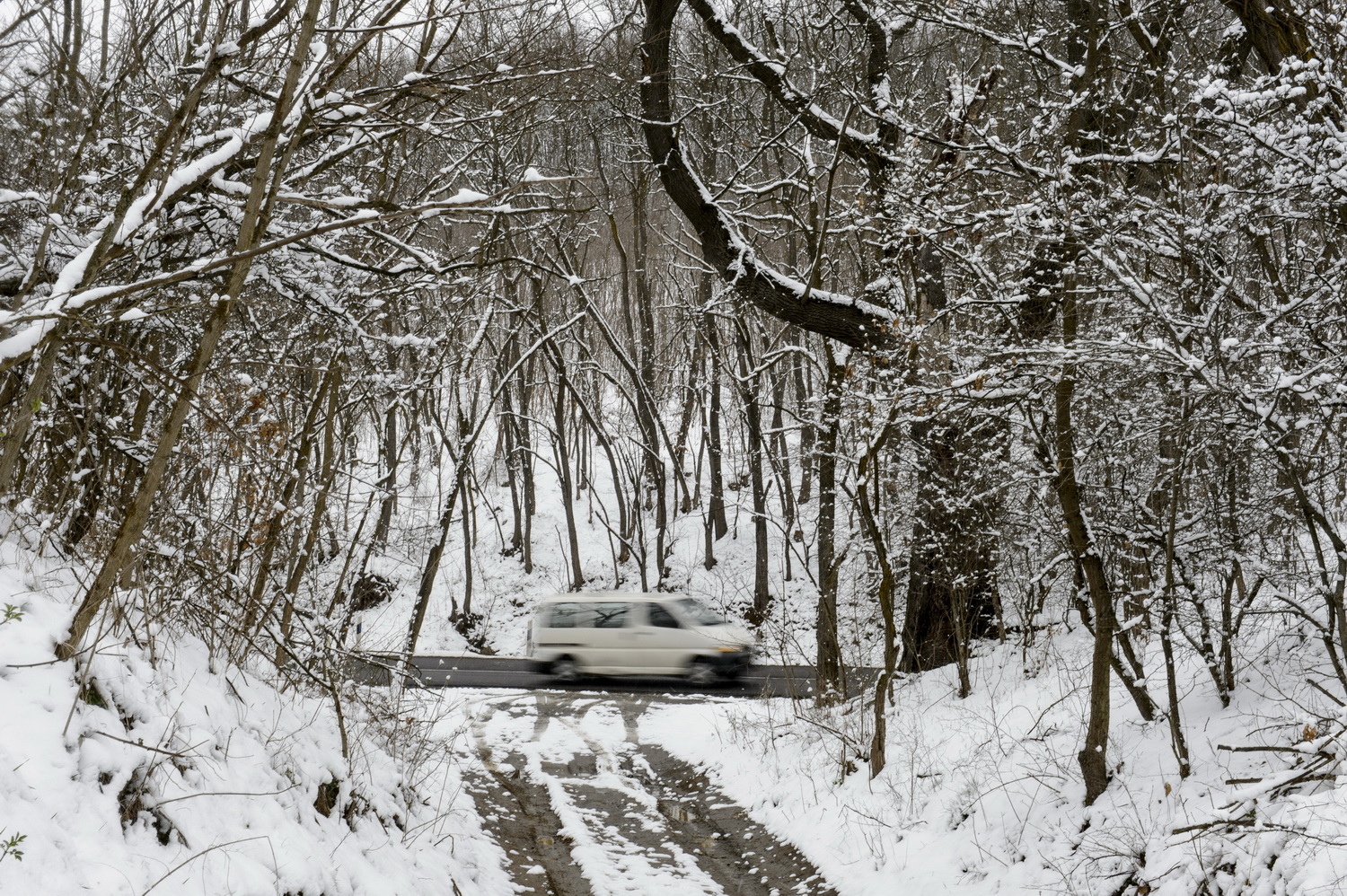 Egy autó halad a havazásban a Nógrád megyei Mátraterenye közelében 2020. március 23-án. MTI/Komka Péter