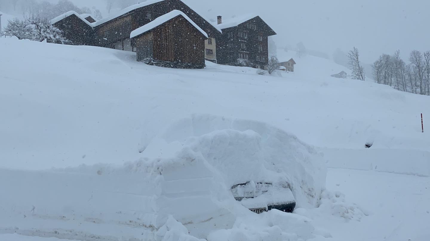 Elm, Svájc (977 m) Eltűnt az autó a hóban