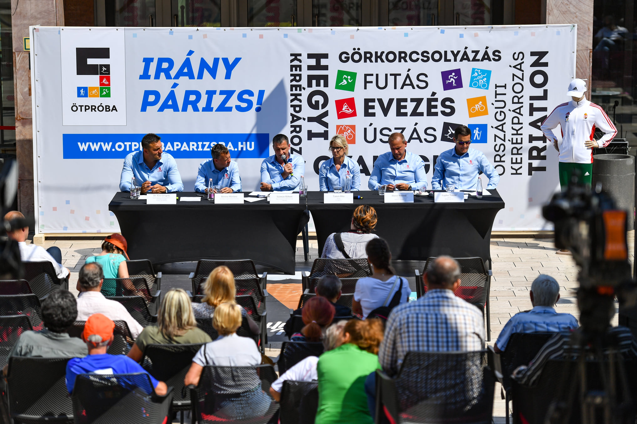 Az asztalánál balról jobbra: Dr. Kiss Gergely, Révész Máriusz, Szemán Róbert, Storcz Botond, Tamás Rita, Gajdos Tamás