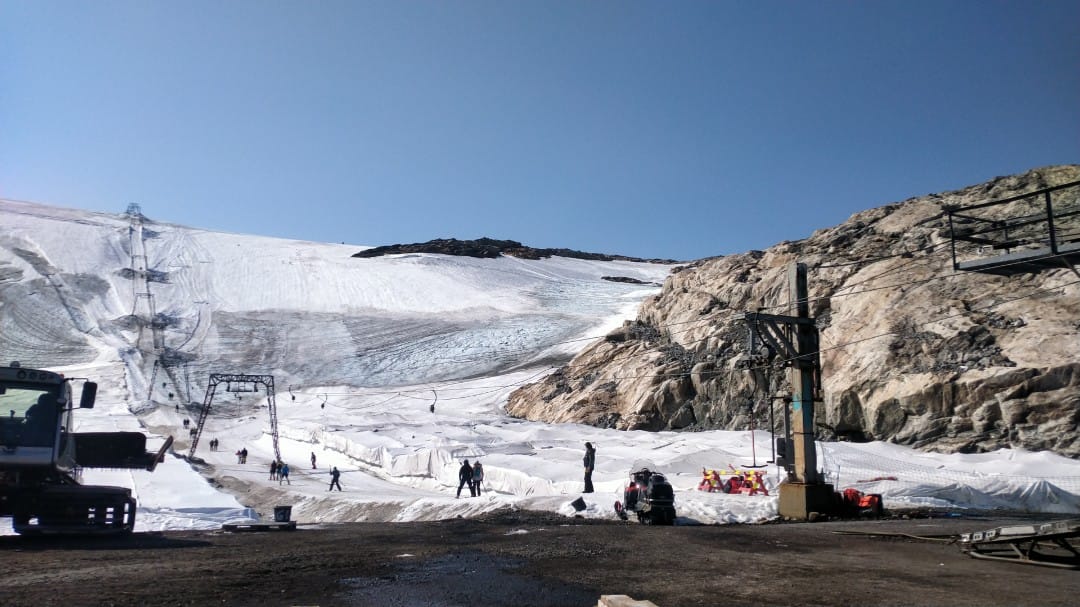 Július 25., síelés az utolsó napon, a lifttől jobbra a letakart kész (Kép: FONNA Glacier Ski Resort)