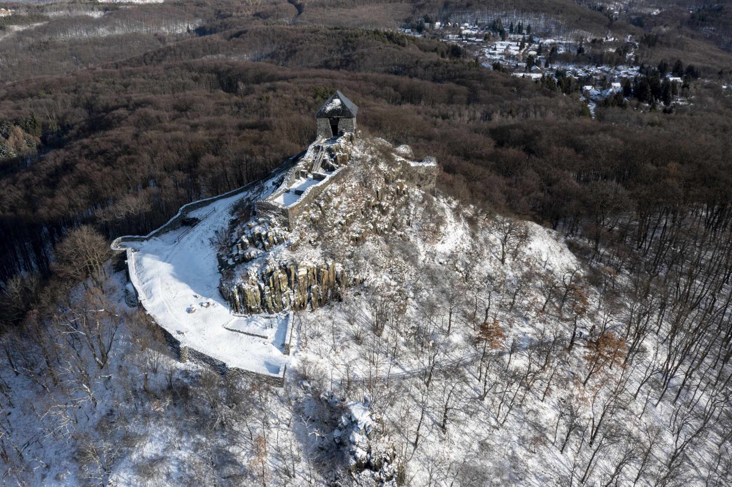 A behavazott salgói vár Salgótarján közelében 2021. december 26-án. MTI/Komka Péter